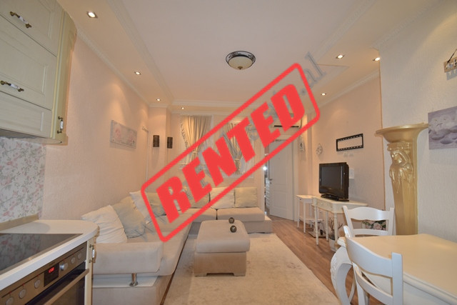Apartament 1+1 me qira ne rrugen Mahmut Fortuzi shume prane rruges se Barrikadave ne Tirane.
Pozici